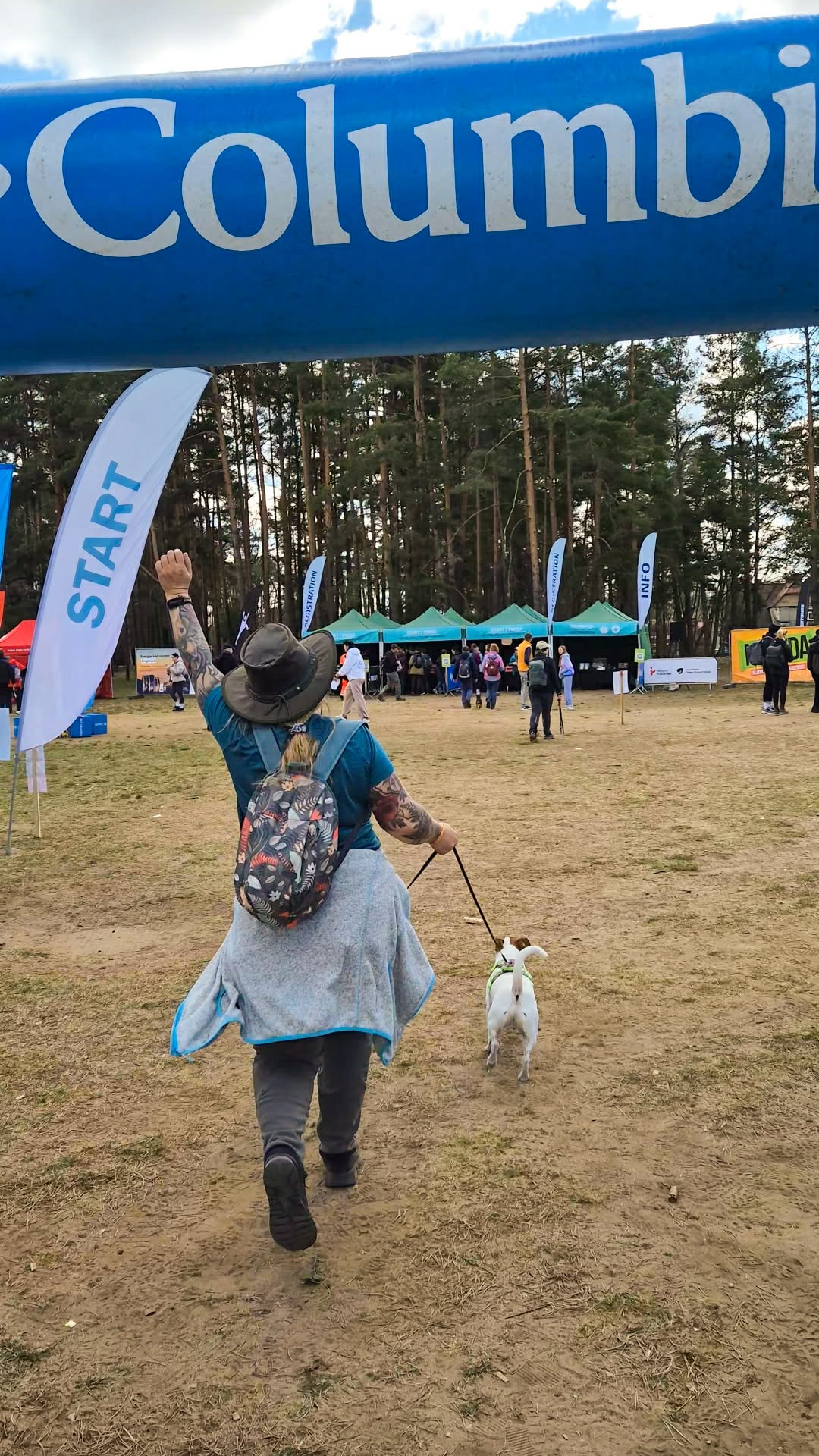Aga i Baxter na starcie dogtrekkingu z psem